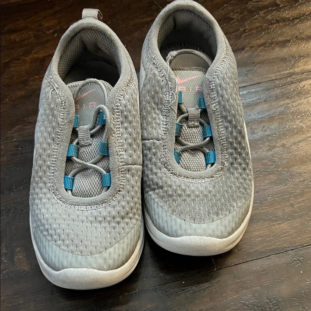 Nike Kids Gray Sneakers with Blue Highlights